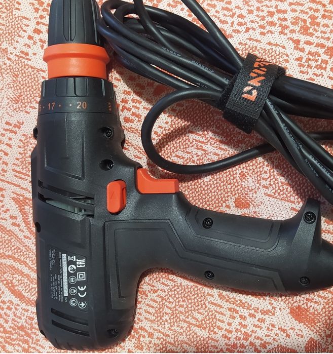 Єлектричний шуруповерт Дніпро М