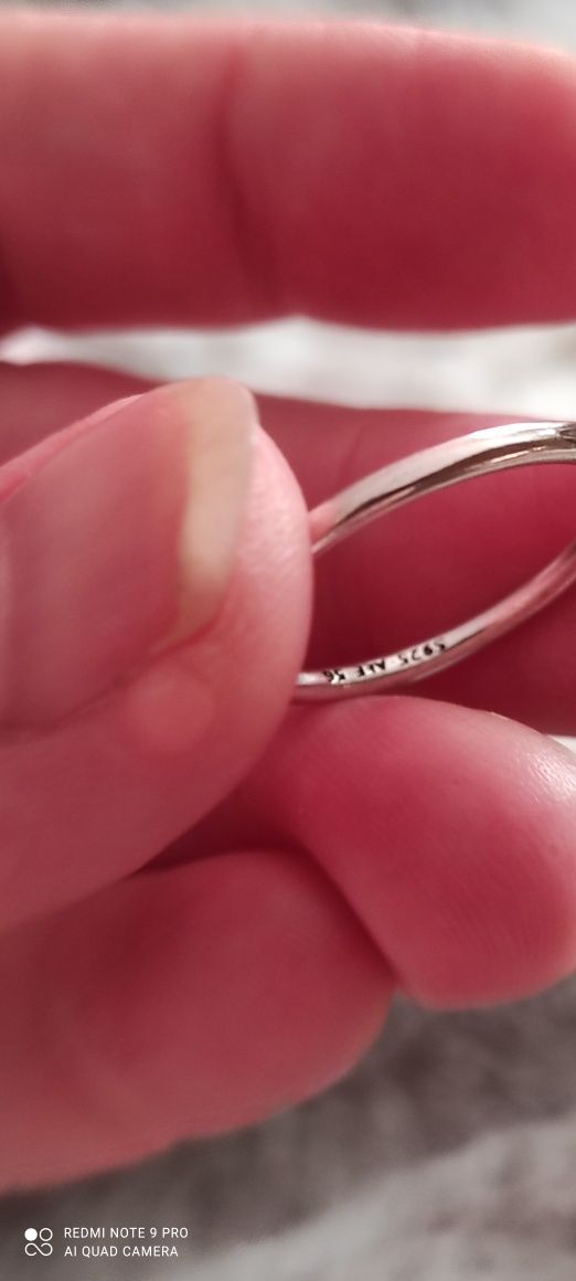 Srebrny pierścionek typu Pandora perełką