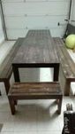 Conjunto de mesa e dois bancos corridos.