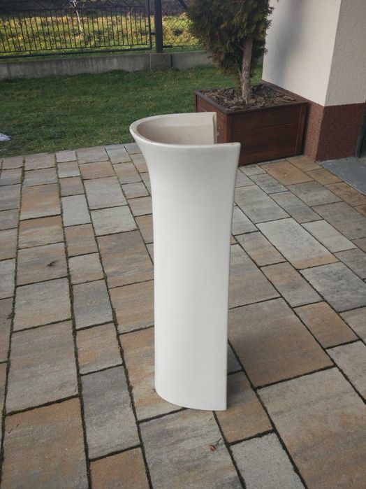 Porcelanowa noga pod umywalkę