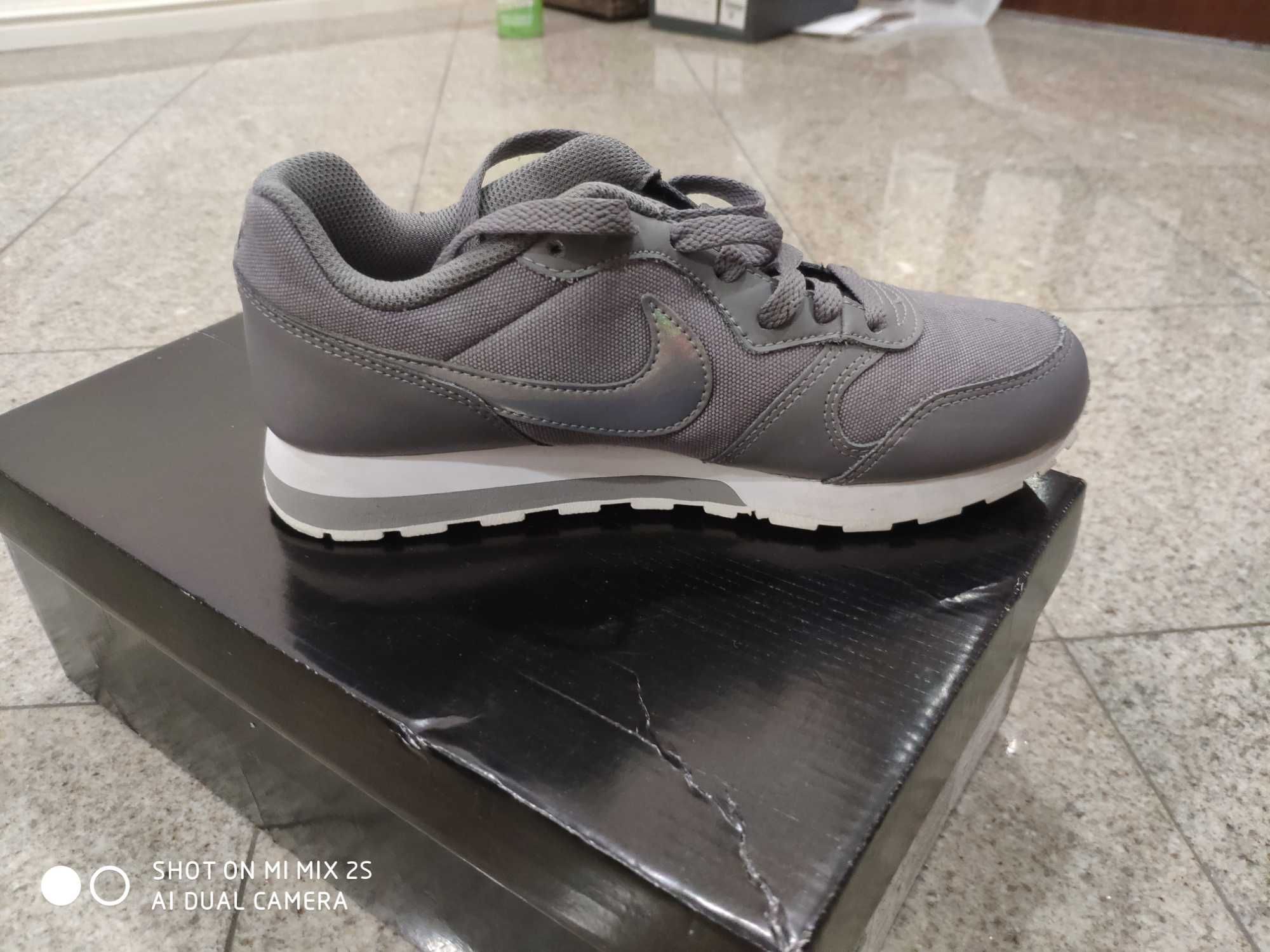 Sapatilhas cinzentas Nike