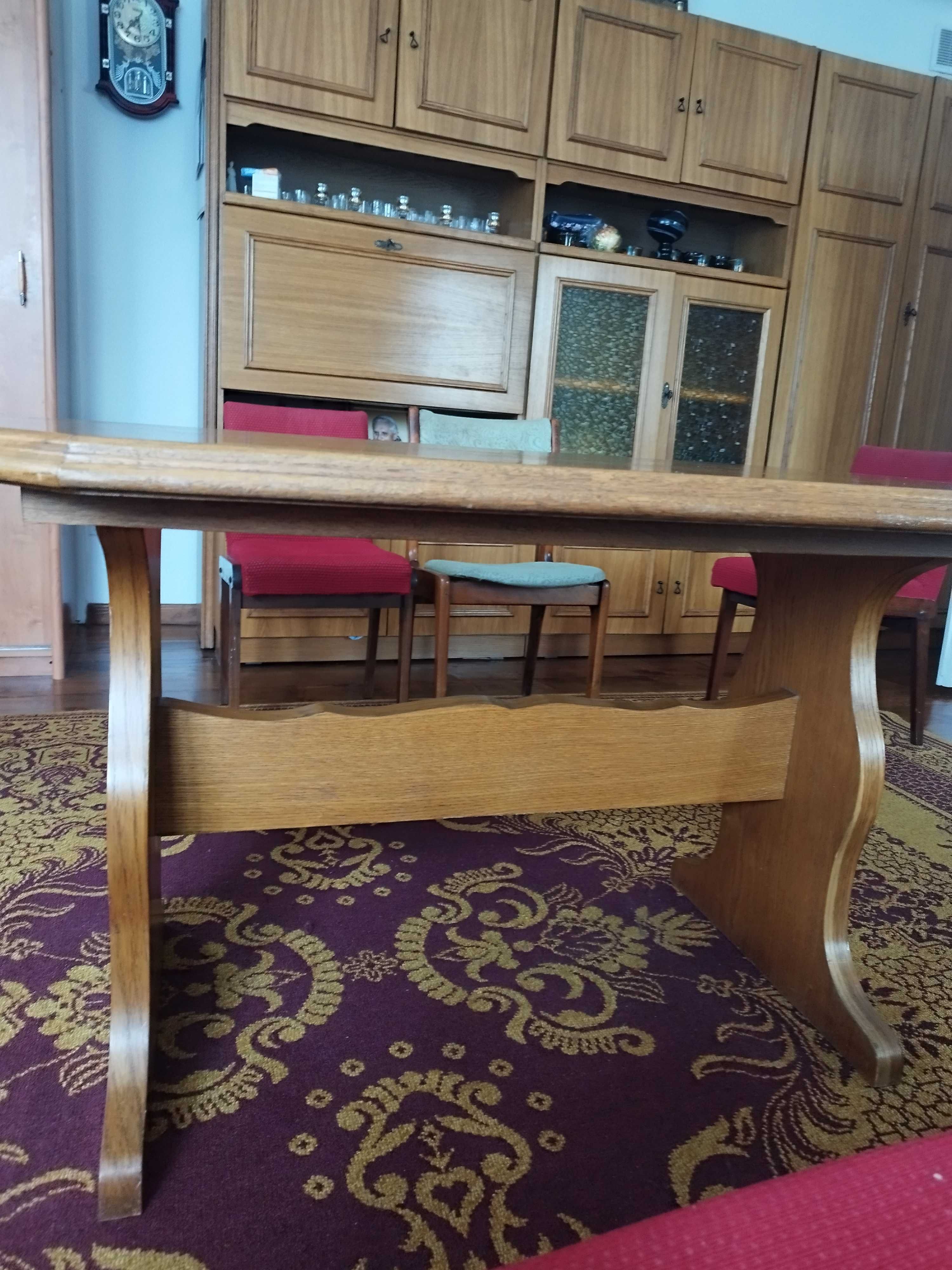 Stół drewniany do salonu lub jadalni.