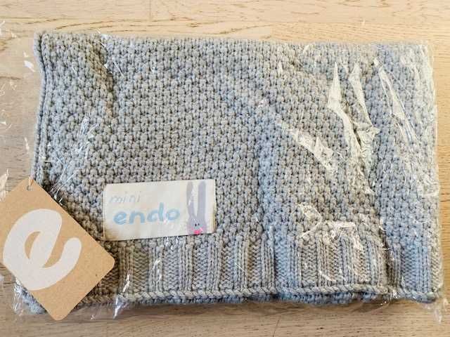 Ciepły kocyk włóczkowy dla niemowlaka Endo 100 x 85 cm szary + GRATIS