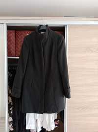 Czarny płaszcz damski zimowy z zamkiem Orsay m