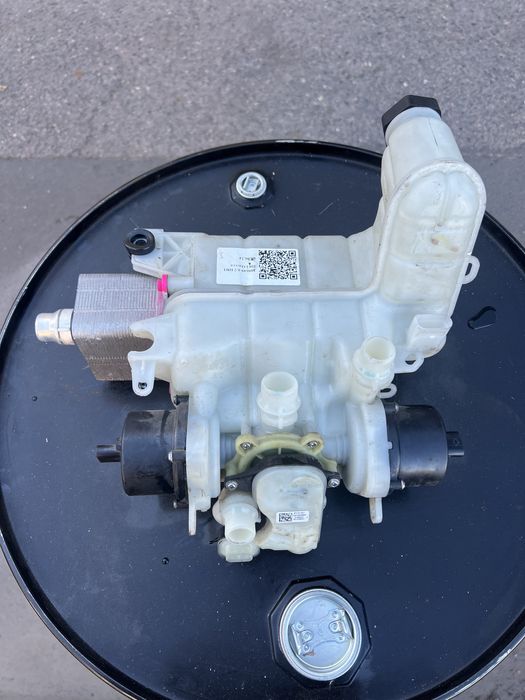 Бачок охолодження Tesla M3