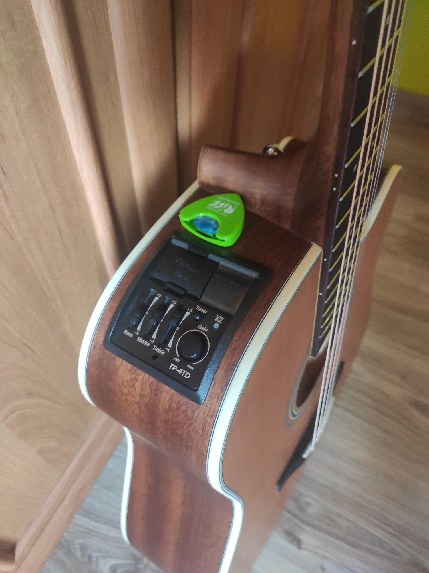 Gitara elektroakustyczna Takamine z futerałem+gratis dwa kable