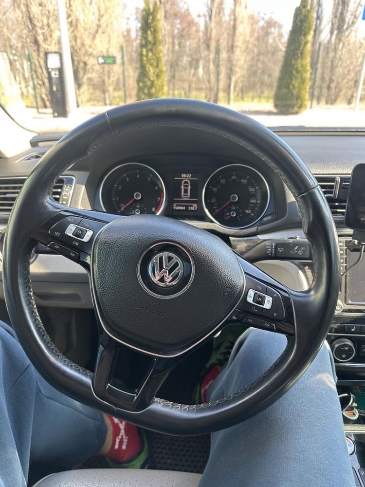 VOLKSWAGEN PASSAT SE 2018 рік 2.0 бензин