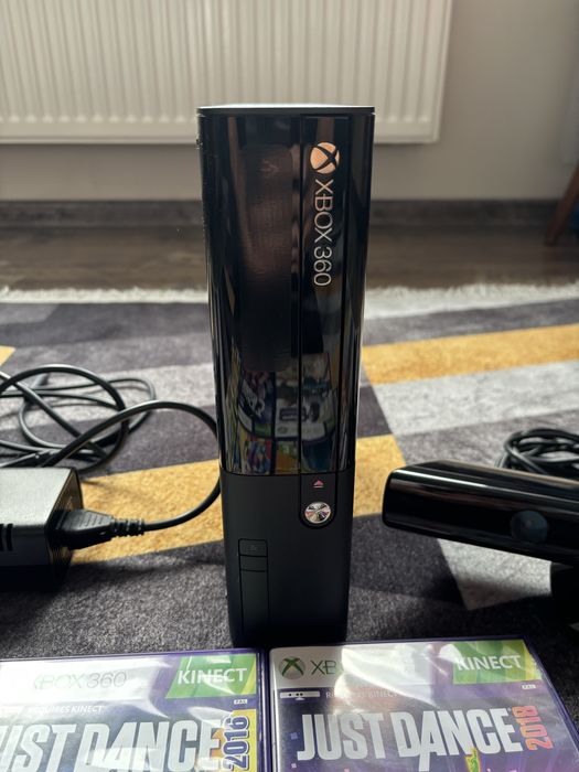 Xbox 360 z Kinectem i 7 grami - komplet gotowy do grania