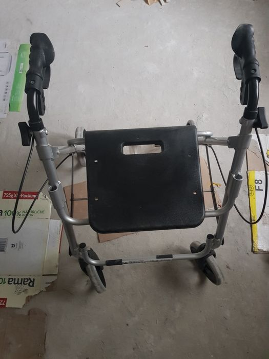 Ходунки, ролатор, візок для інвалідів