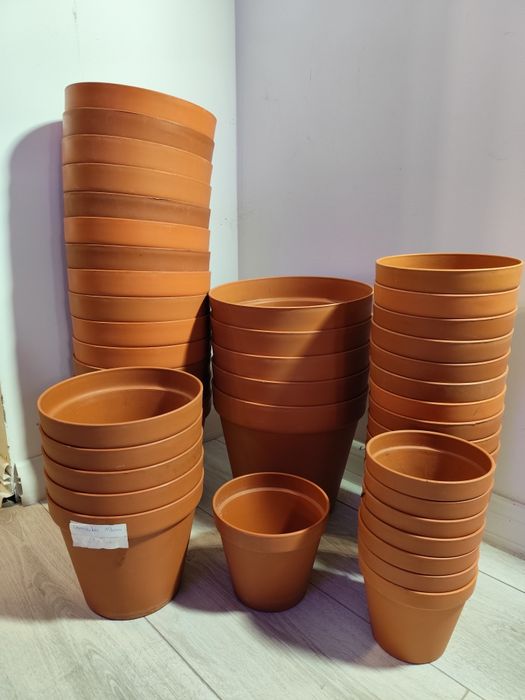 Doniczki brązowe plastikowe