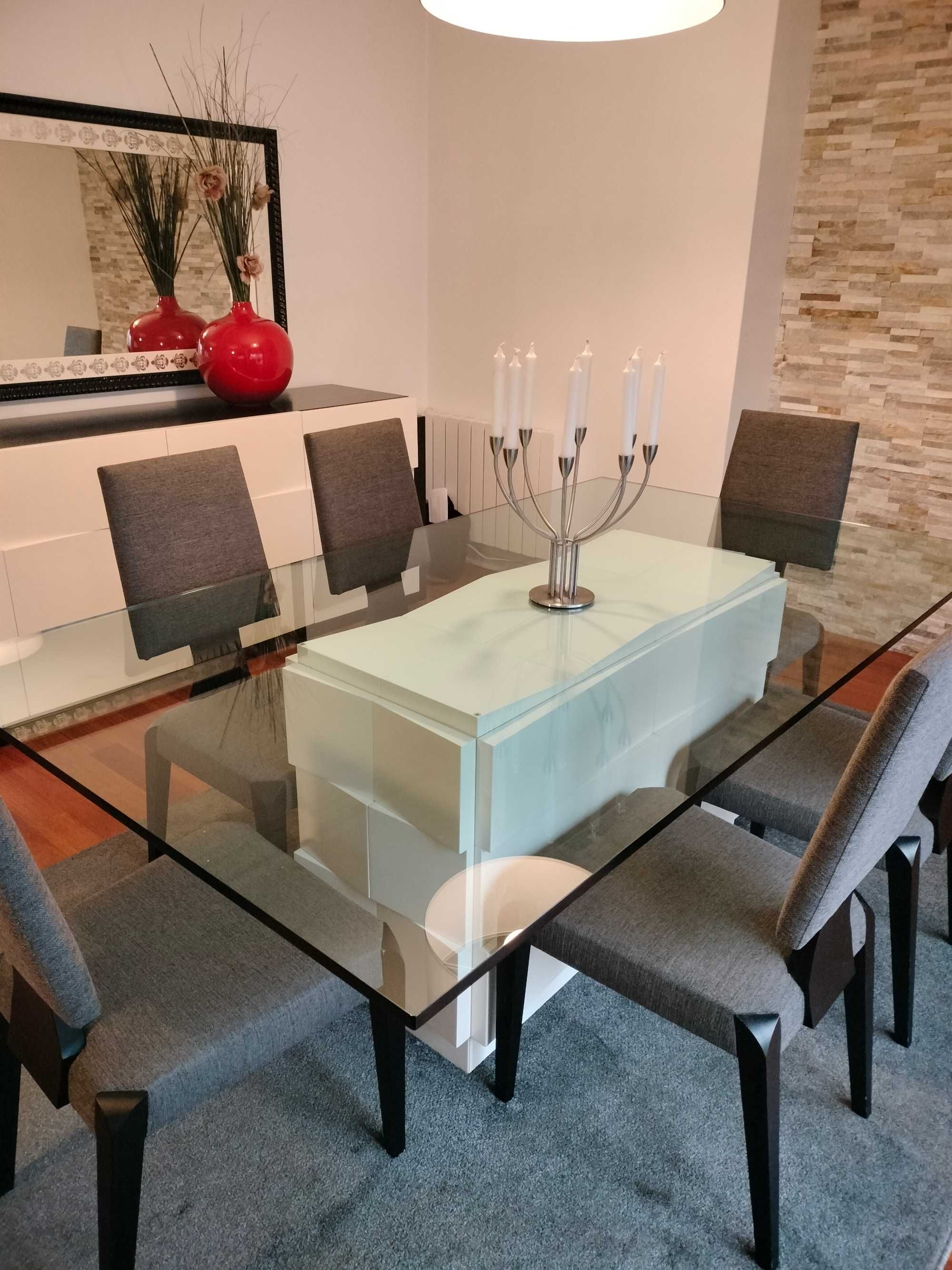 Mesa de sala Jantar e aparador