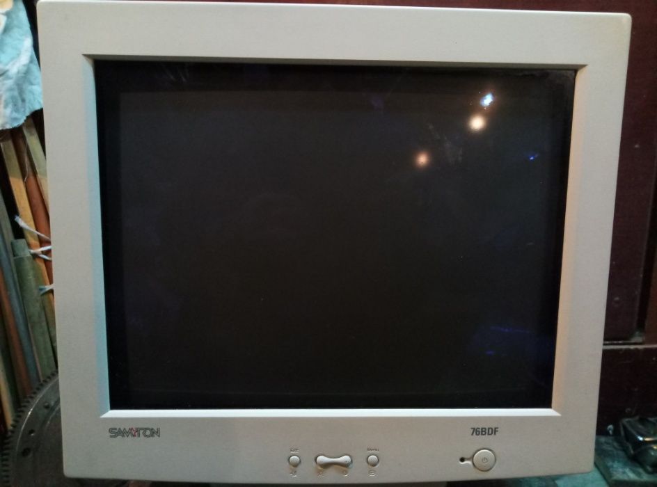 Монитор Samsung Samtron 76BDF
