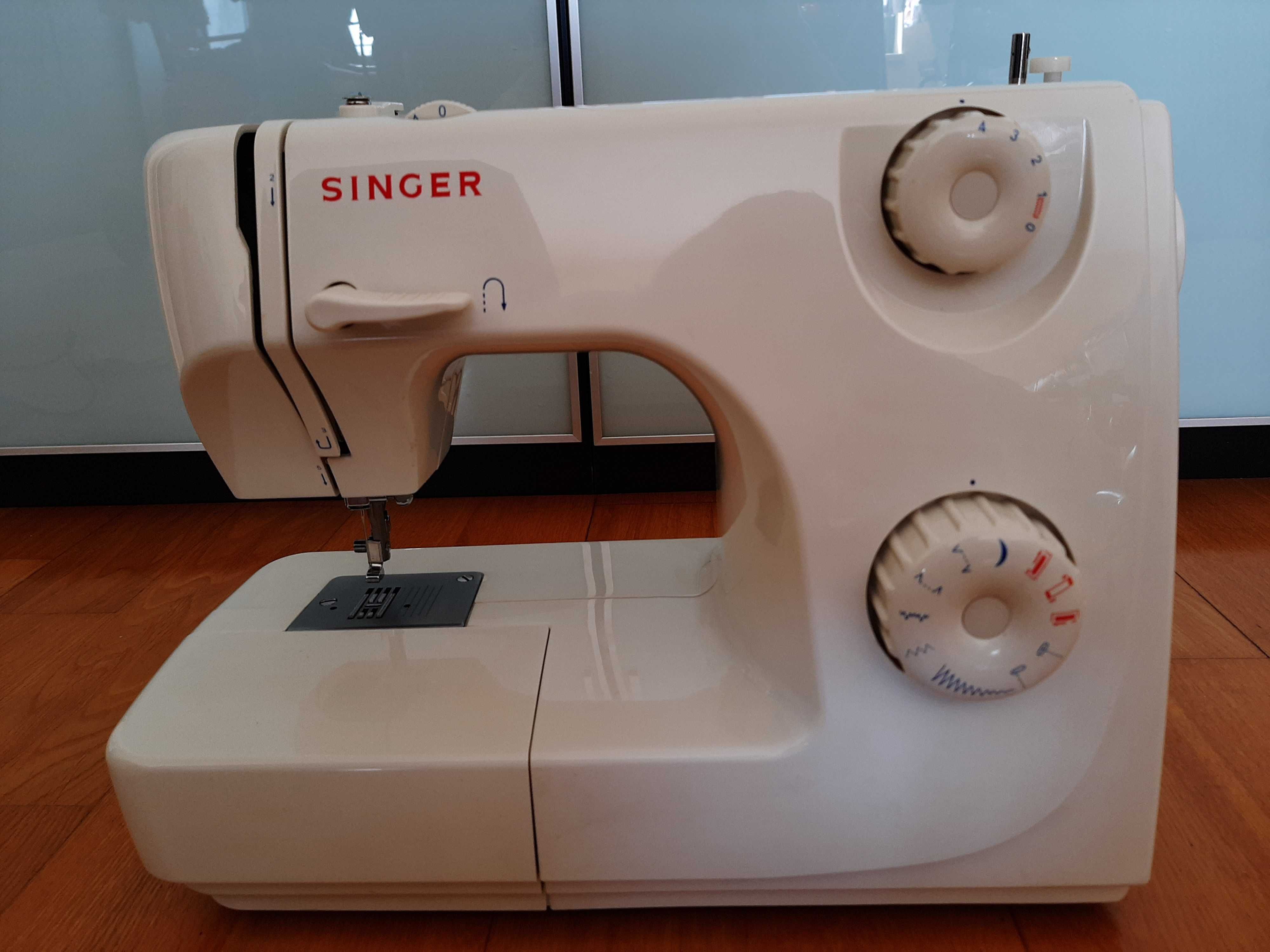 Maq. de Costura SINGER 8280 - 7 Pontos - 7 Programas