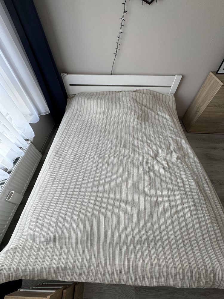 Biała drewniana rama łóżka 160x200 + drewniany stelaż