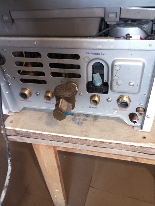 Продам газовый двухконтурный дымоходный котел. Полностью исправен.