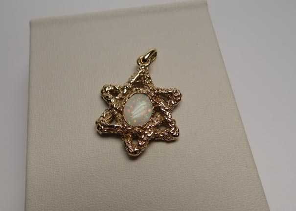Złota zawieszka GWIAZDA DAWIDA naturalny opal.