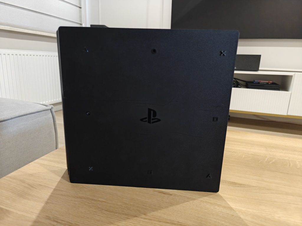 PlayStation 4 Pro 1TB, 2 pady
