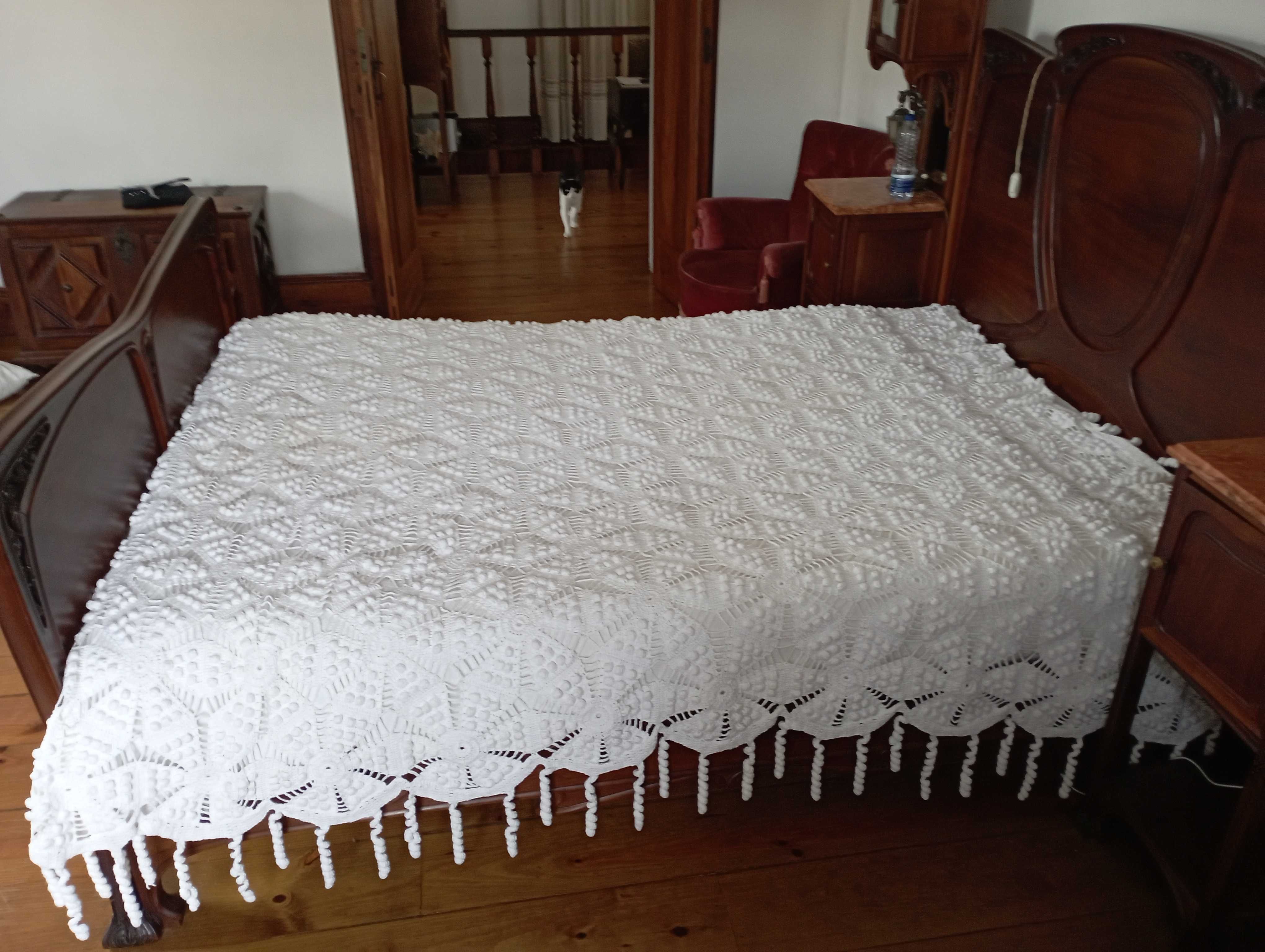 Colcha em crochet feita com algodão branco