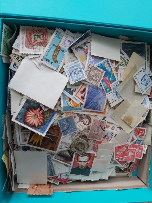 Sprzedam pudełko pełne znaczków pocztowych