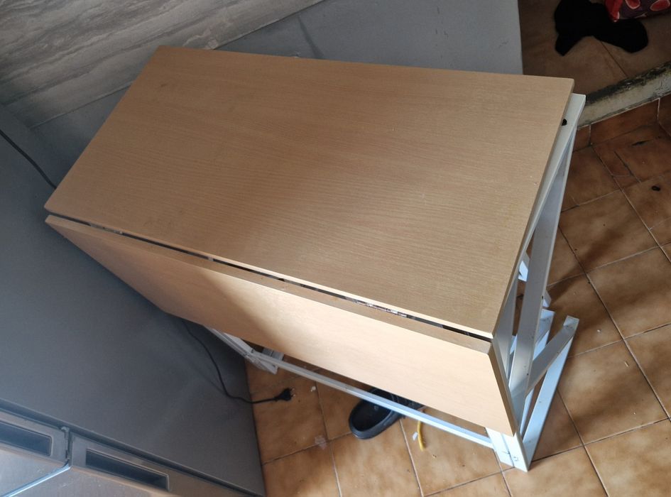 Mesa  alta extensível nova com 2 bancos