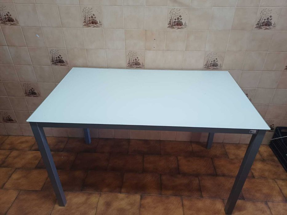 Mesa em ferro com tampo de vidro