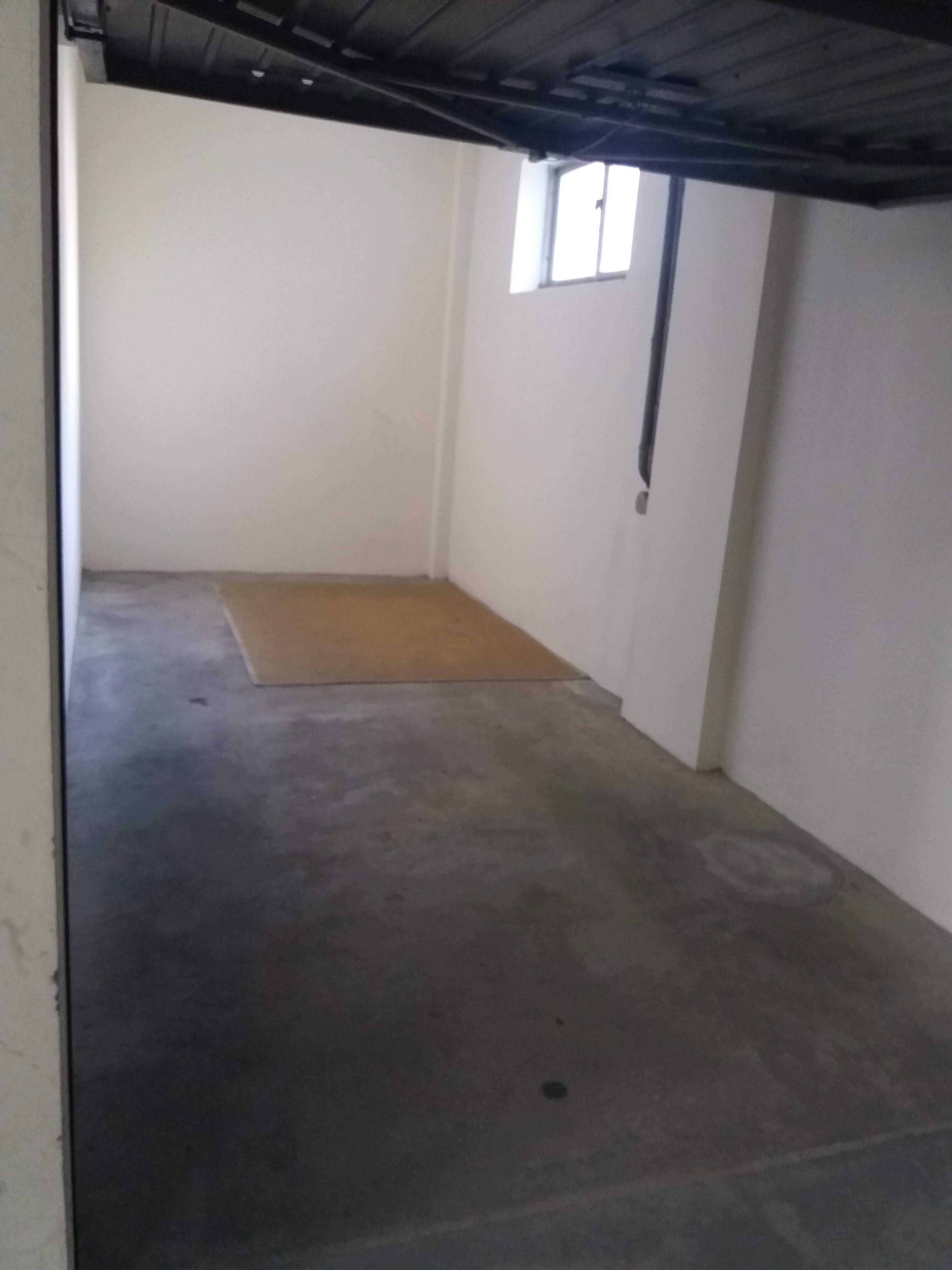 Arrendo garagem fechada no bairro do Liceu