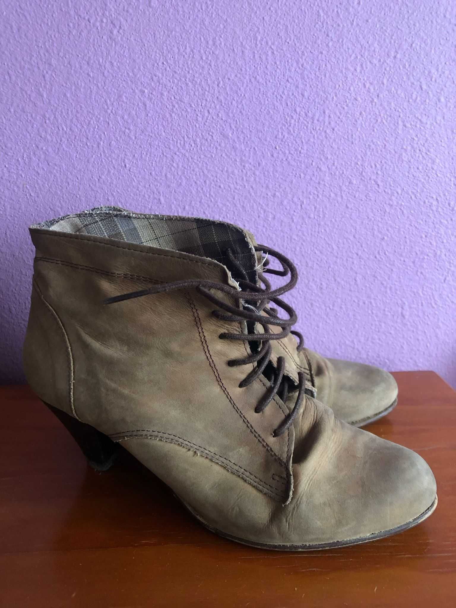 Botins altos castanhos