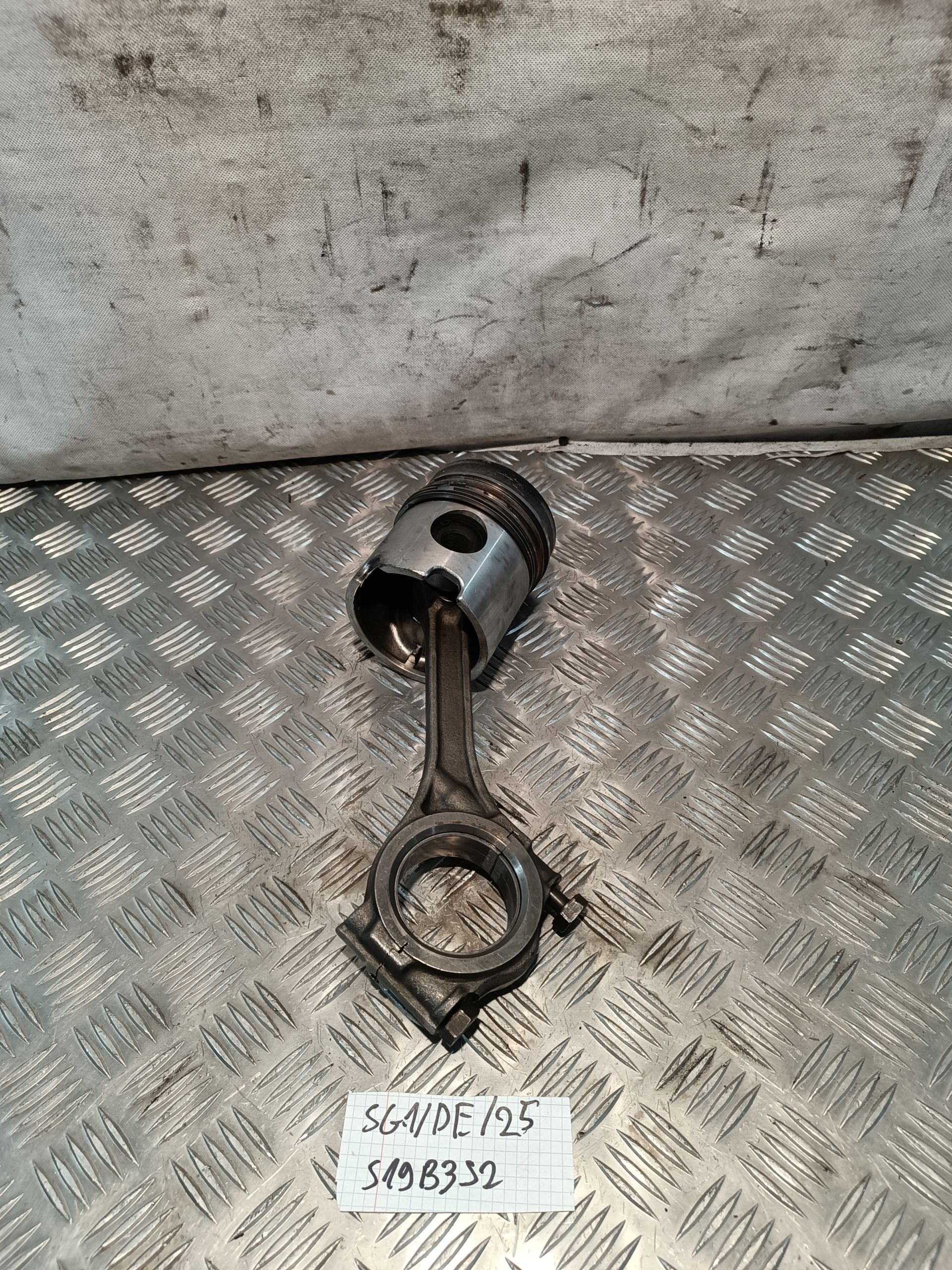 Tłok korbowód deutz fahr F4L912W