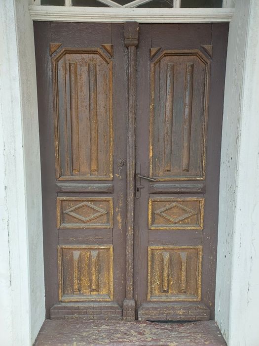 Drzwi wejściowe do domu z lat 40-stych