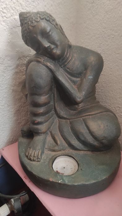 Buda tailandês com vela