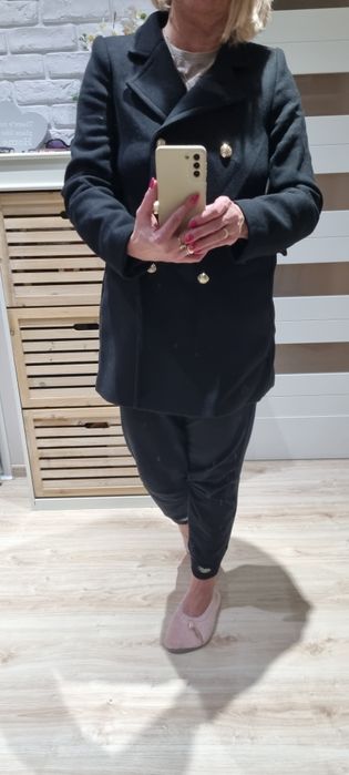 ZARA krótki czarny płaszczyk z ozdobnymi guzikami