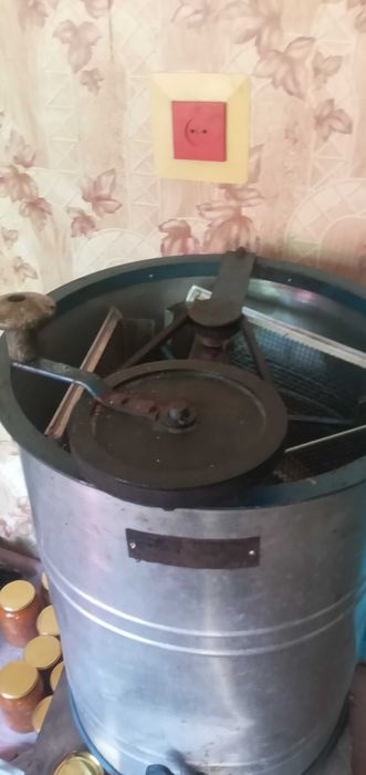 Продам 3-рамкову медогонку та вулики лежаки