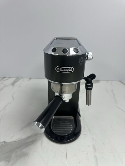 Рожкова кавомашина Delonghi Dedica CE 685 M
