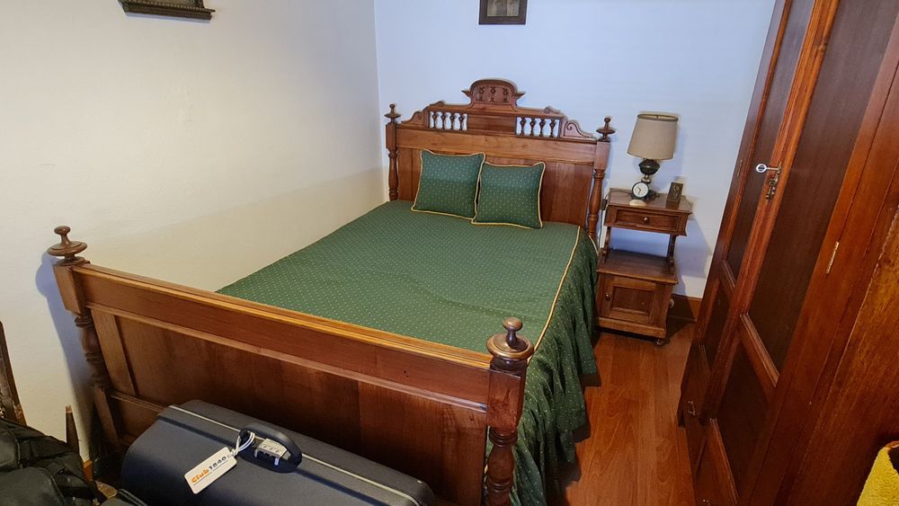 Quarto vintage com cama guarda fatos comoda e mesinha mesinha