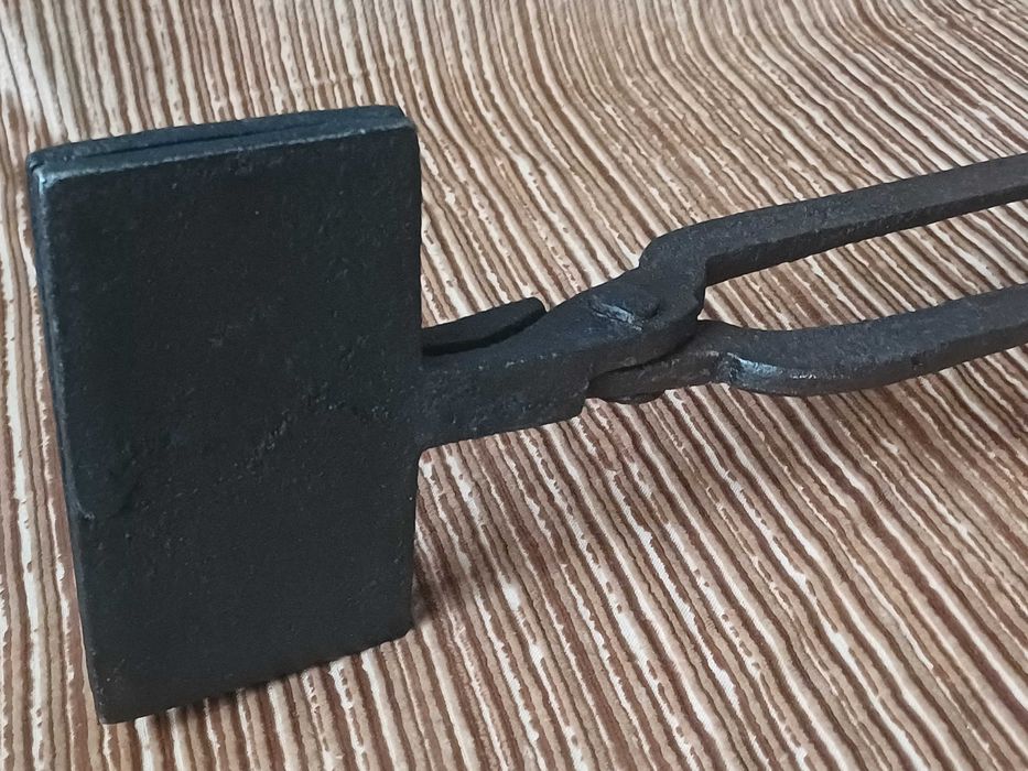 Zabytkowe urządzenie do wypieku opłatków - gofrów.