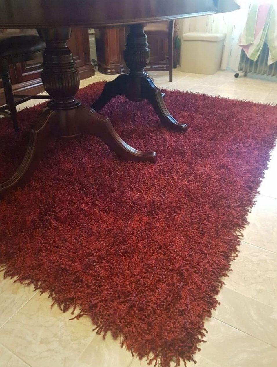 Carpete bordeaux (cerca de 2 m por 1,60 m)