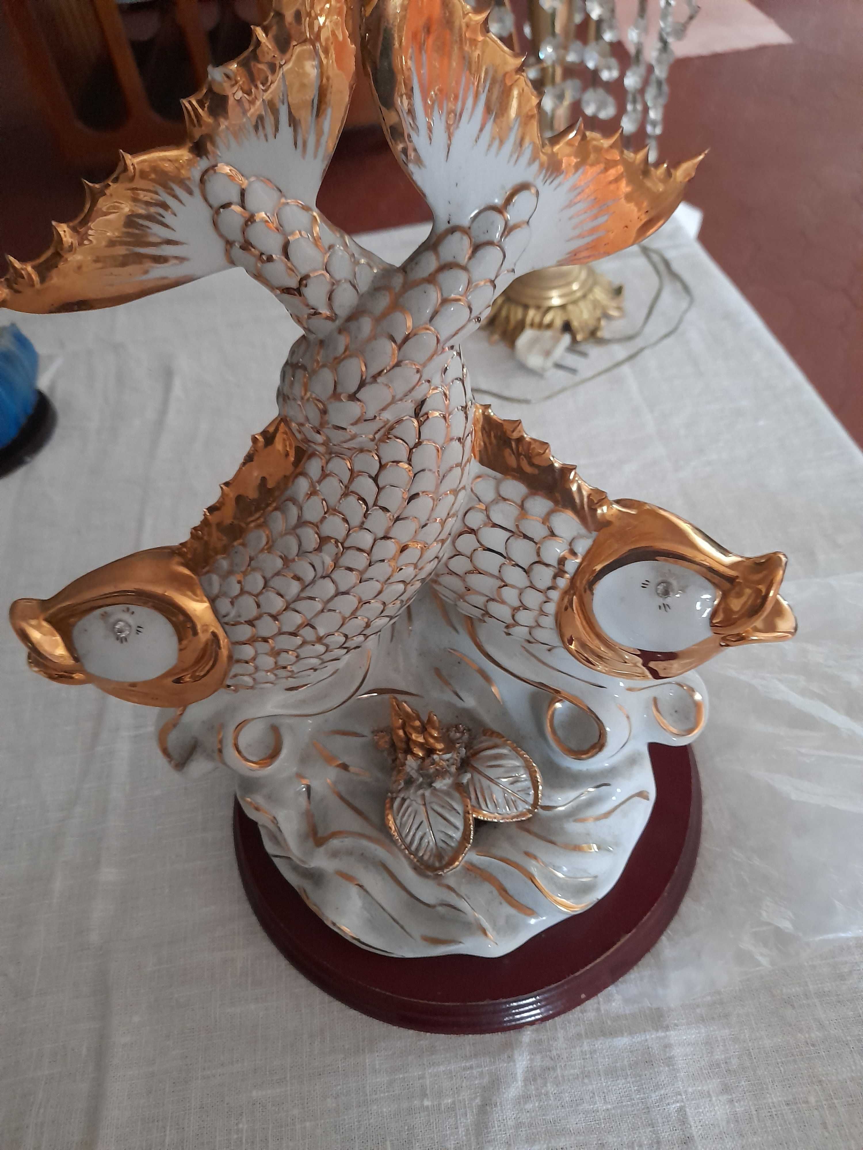 Estatua  de peixes em porcelana
