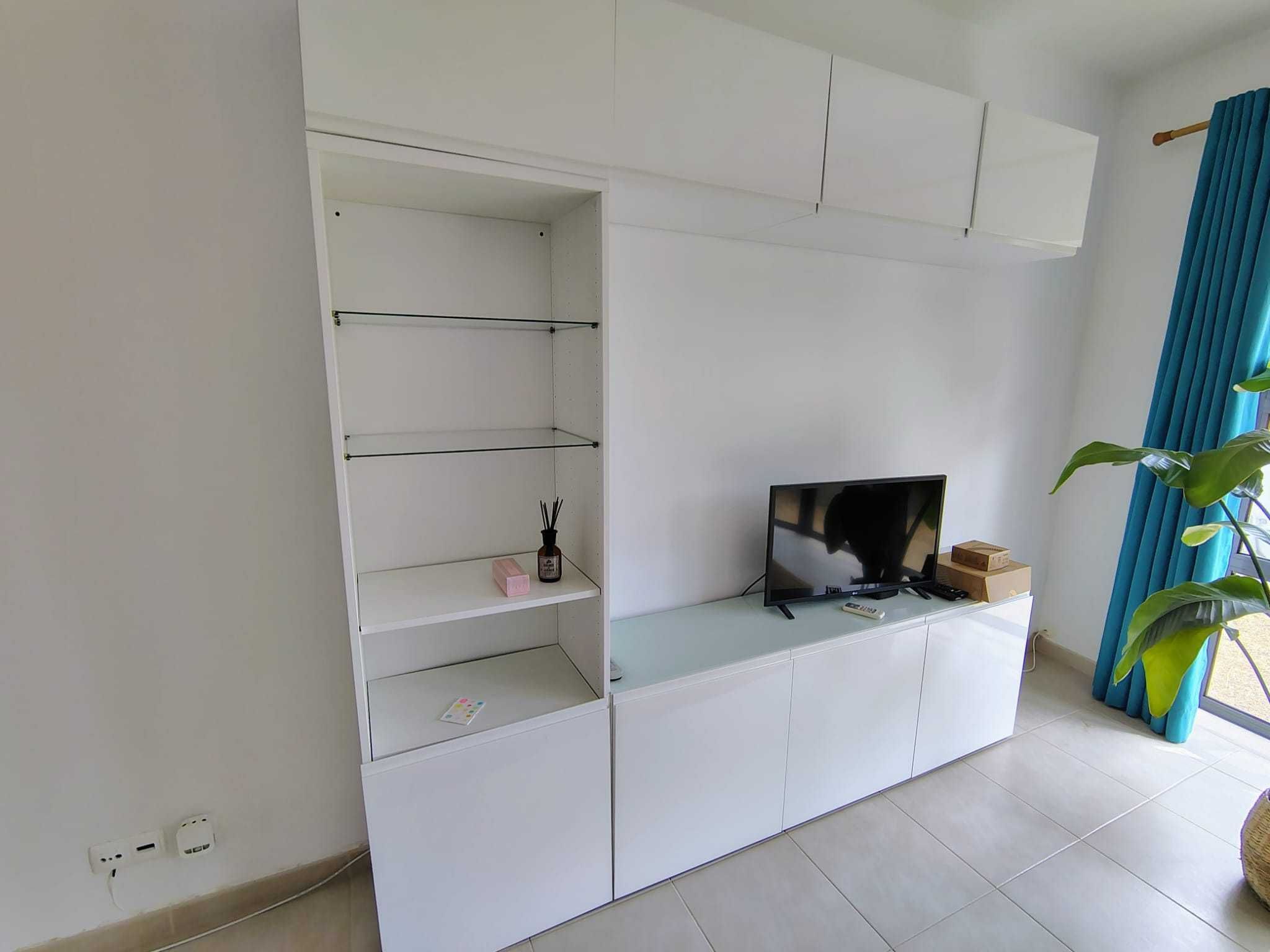 Vende-se cama, mesa, cómoda, mesa de sala, móvel de entrada e espelho