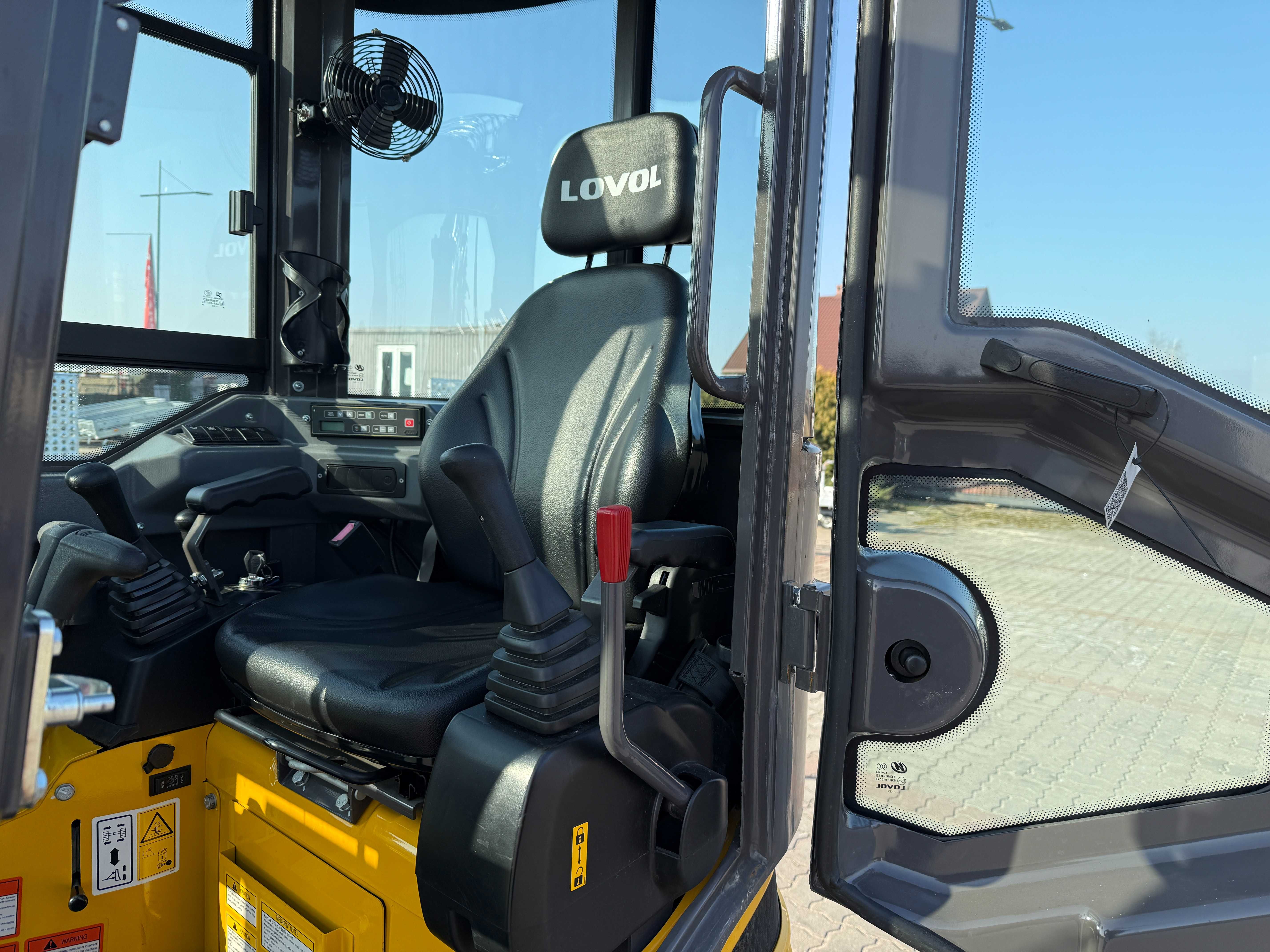 Minikoparka LOVOL FR18E2 z Kabiną i Osprzętem (WAGA:2000kg, 3 łyżki)