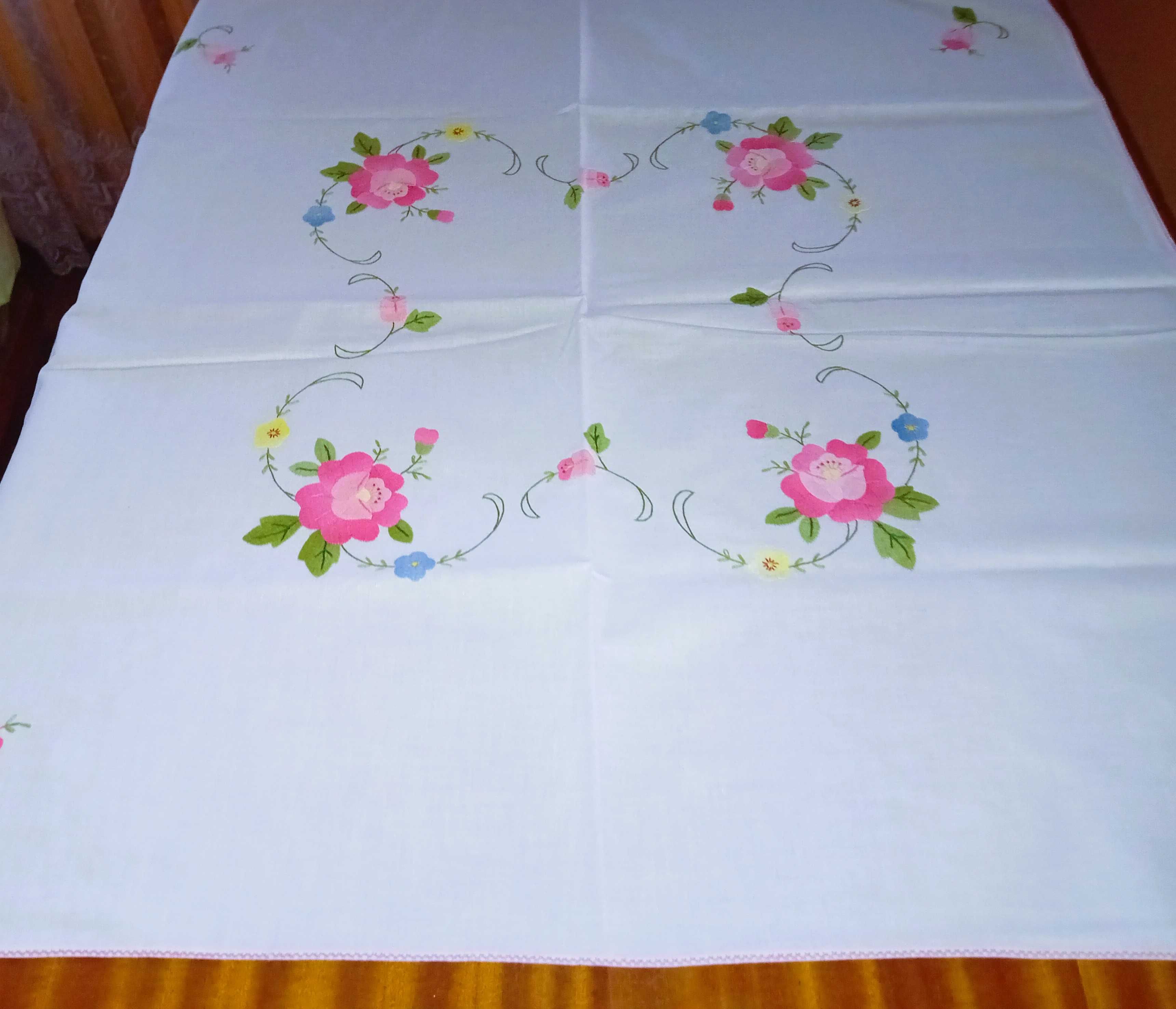 bardzo ładny biały obrusek -78cm x78cm