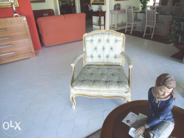 Cadeirão vitória lacado velho e estofo em tecido