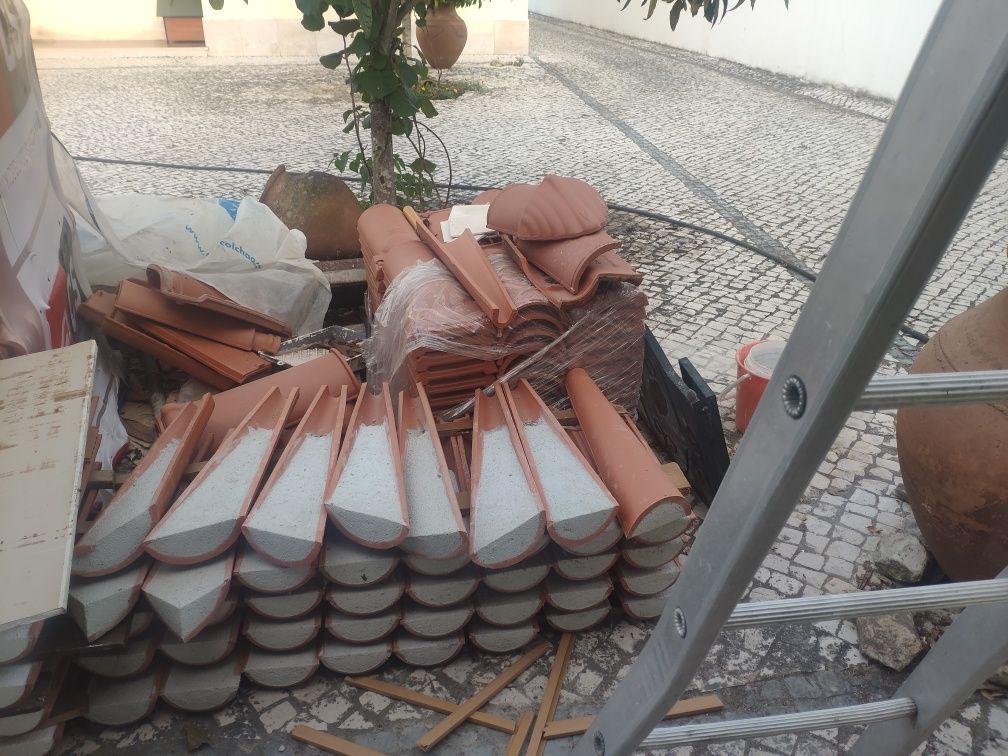 1 canto de beirado á portuguesa cheios com cimento.