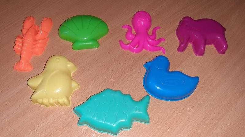 Іграшки для води та пісочниці.