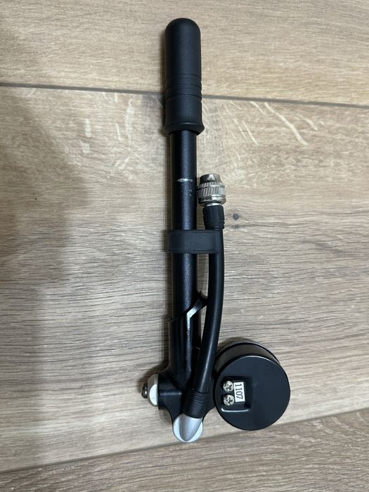 Насос для задніх амортизаторів Harley Davidson з чохлом