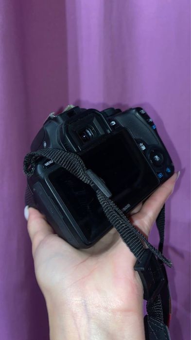 Продам фотоаппарат canon eos 1000d kit (18-55 mm)
