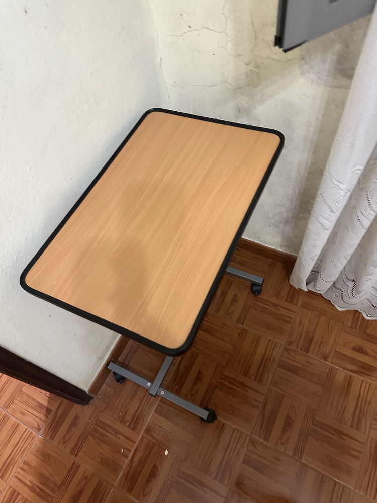 Mesa de leito praticamente nova