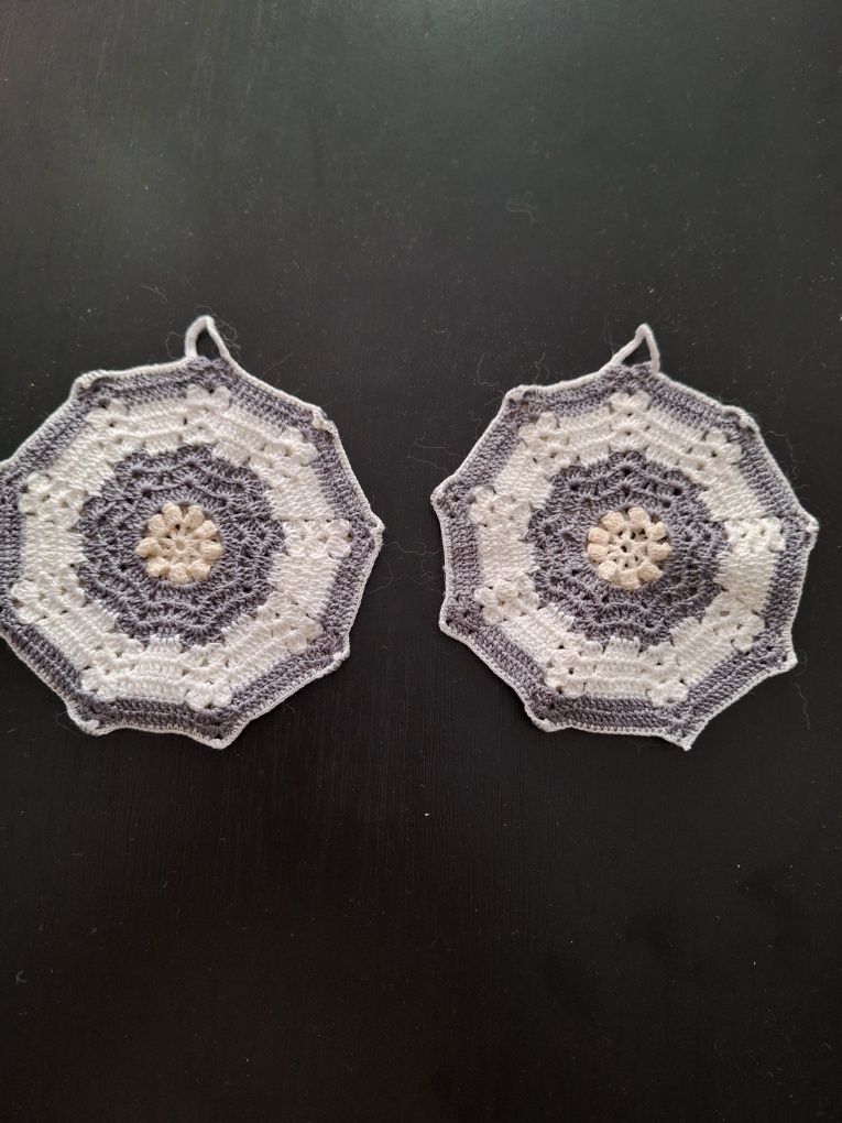 Conjunto de duas pegas em renda