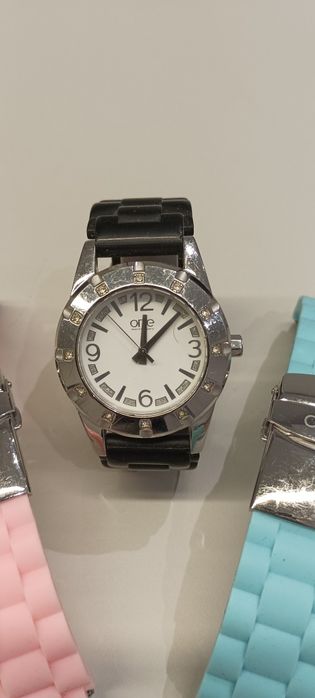 Relógio ONE com 3 braceletes – Estilo para todos os dias!