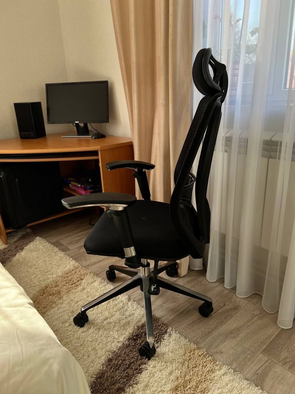Комп'ютерний стіл та крісло