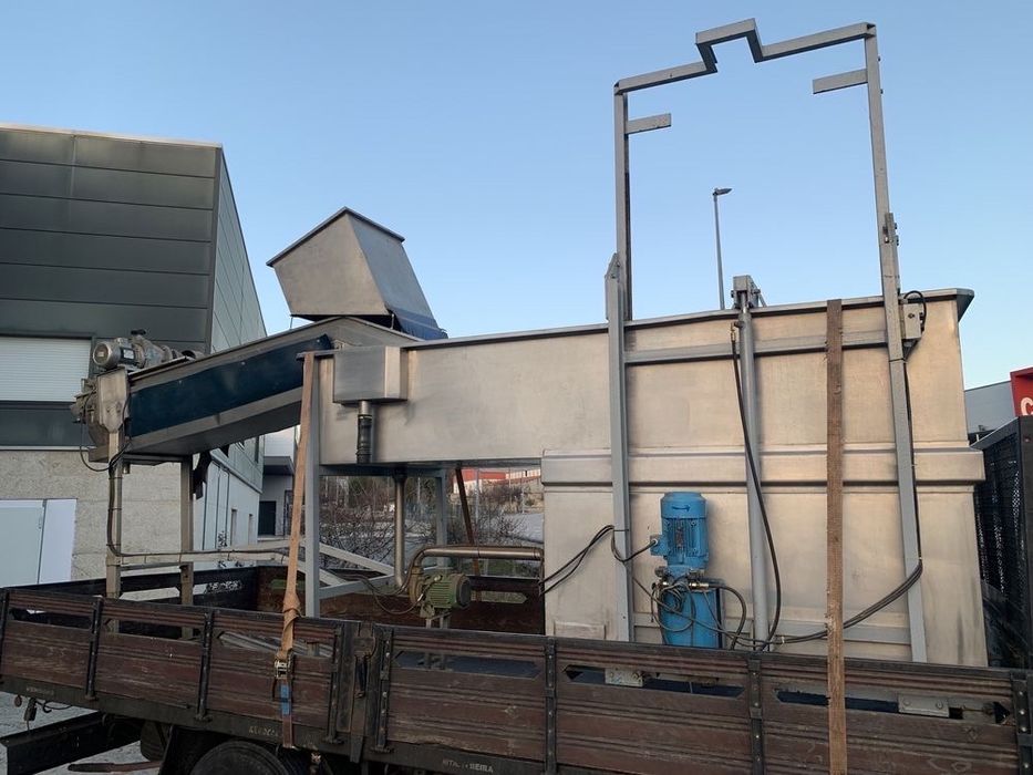 Linha de escolha/lavagem e secagem com escovas para maca.